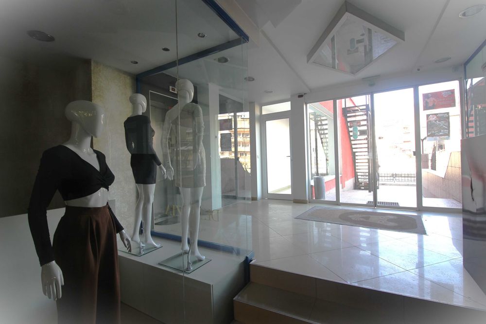 Дава се под наем Магазин в Габрово, Център - 200 кв.м за 1020 € - Снимка #1