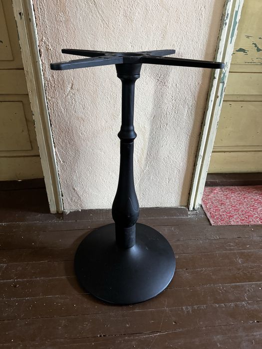 Крак за маса метален