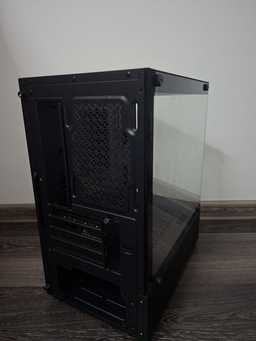 Carcasa PC ca noua