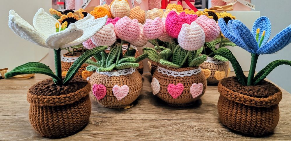 Ръчно плетени цветя, букети, подаръчни кутии/подарък handmade за жена