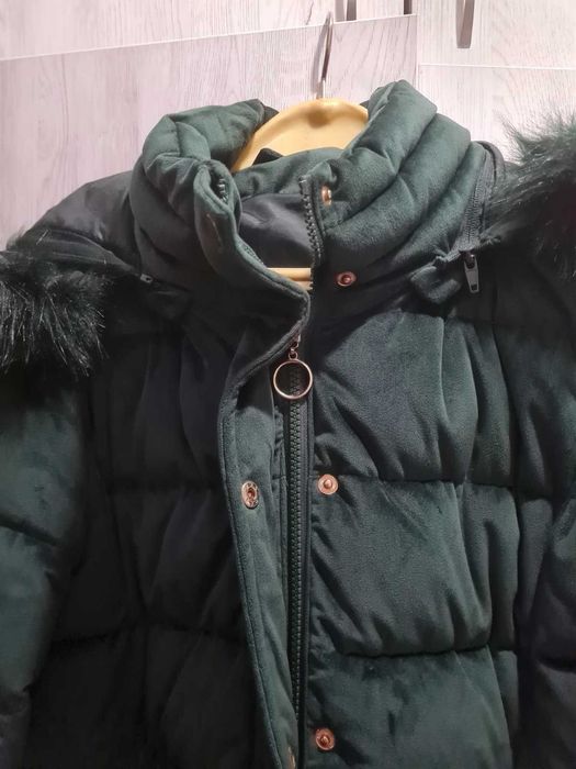 Зимно тъмнозелено яке с подвижна пухена качулка