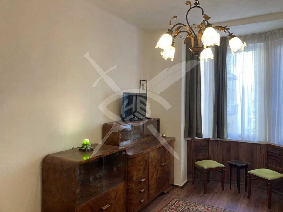 Дава се под наем Двустаен апартамент в София, Център - 80 кв.м за 877.71 € - Снимка #1