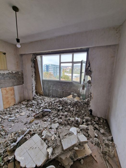 Изхвърляне на строителни и битови отпадъци