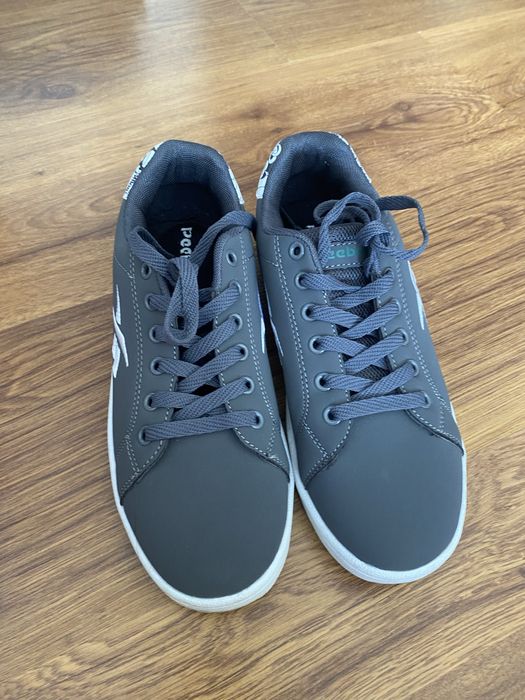 Продам  кроссовки новые