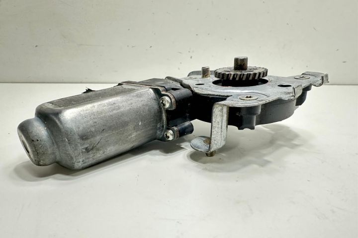 Motoras macara stanga fata IVECO Daily a 3-a generatie