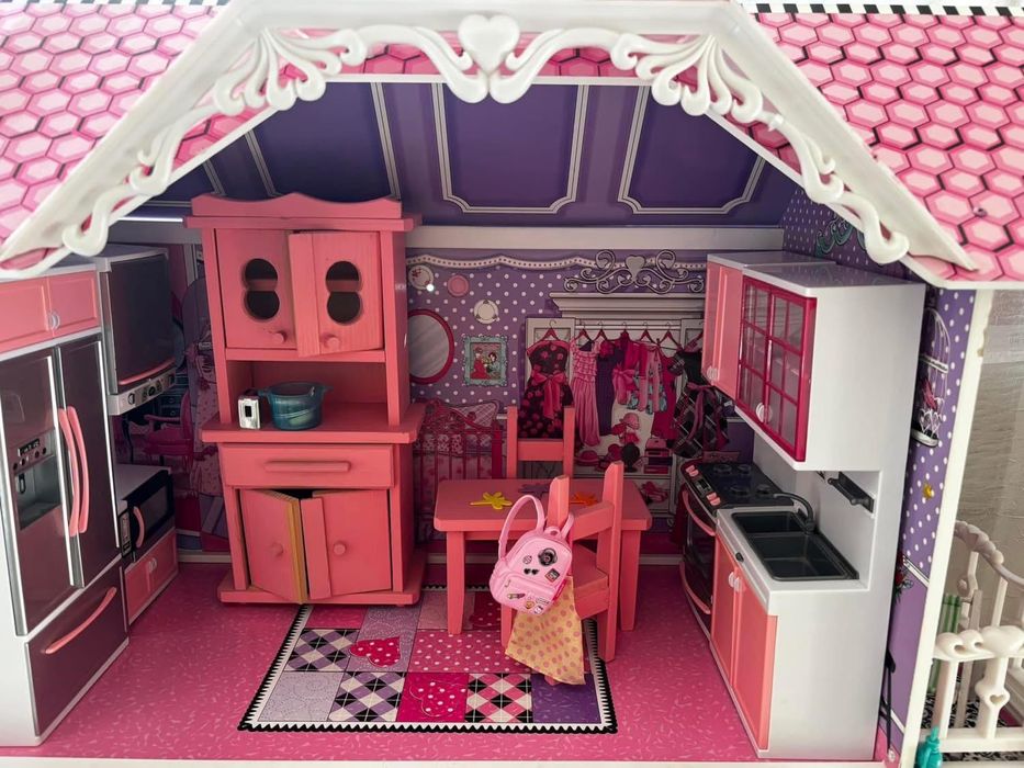 Casuta fetite cu mobilier si accesorii