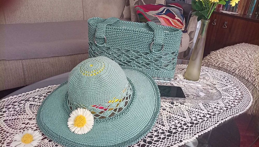 Ръчно изработени шапки и  чанти