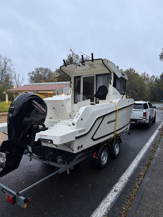 Продавам лодка QUICKSILVER 625 PILOTHOUSE + чисто нов колесар купуван