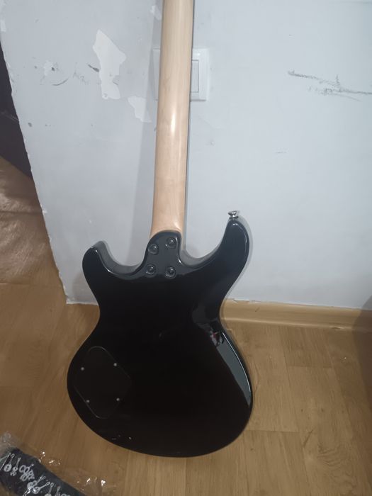 Продам электро гитару Cort