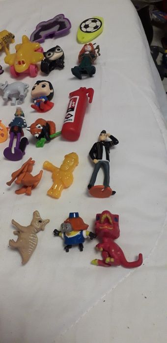 Lot 47 figurine Kinder