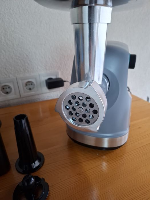 Crusher 1400 1360W електрическа месомелачка, с 1 нож и 3 режещи плочи.