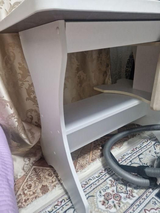 Стол с двумя стульями