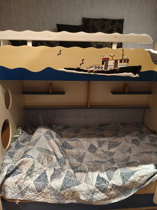 Дестко легло на два етажа, ъглов гардероб и бюро с поставка за компютъ