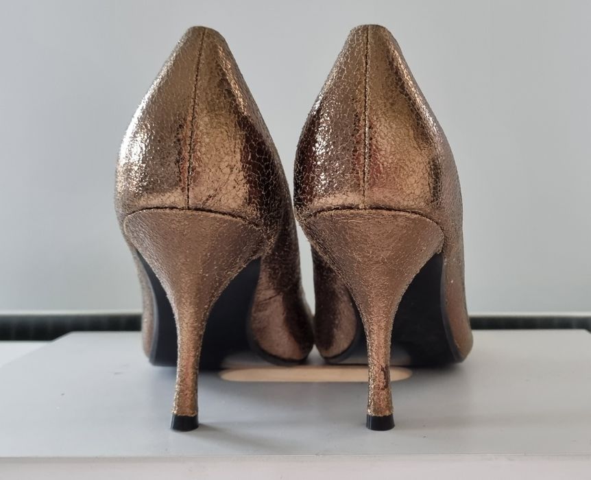 Старо злато обувки