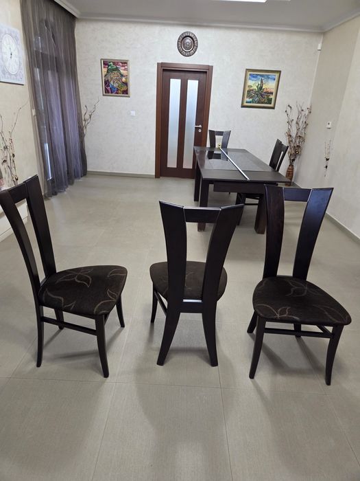 Трапезнаа разтегателна маса с 6 стола к-т