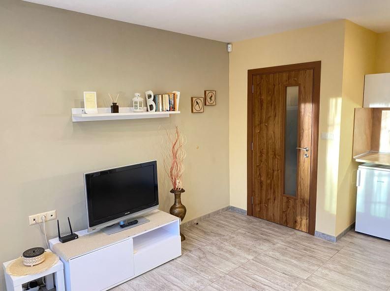 Дава се под наем Двустаен апартамент в Варна, Център - 45 кв.м за 448.8 € - Снимка #2