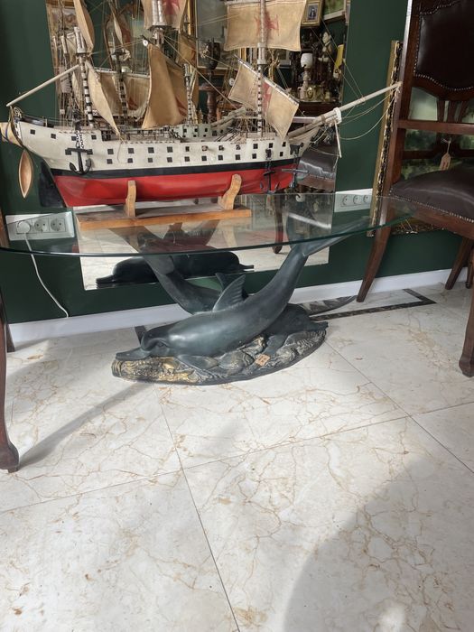 Masa sculptata delfini