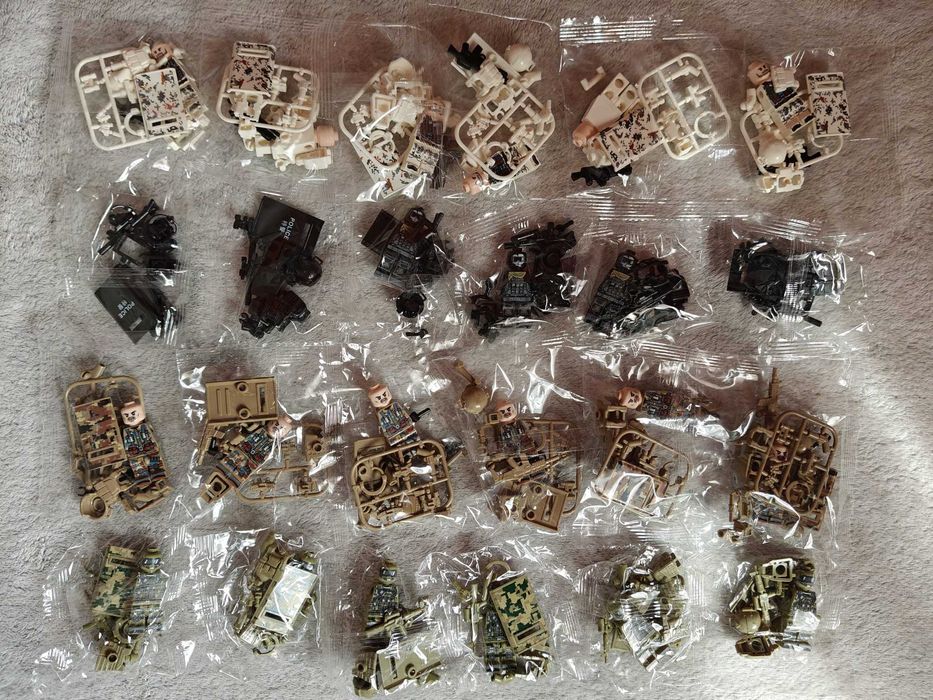 Set 24 figurine soldati tip Lego cu accesorii