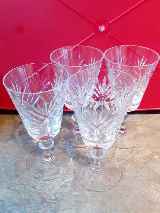 Два комплекта от по 4 броя кристални чаши: за вино и ракия