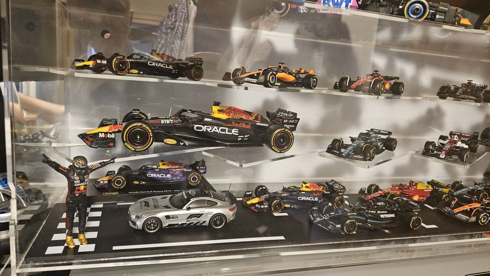 Diorama Formula 1 75 ani Bburago 1:43 si 1:24 cu vitrina