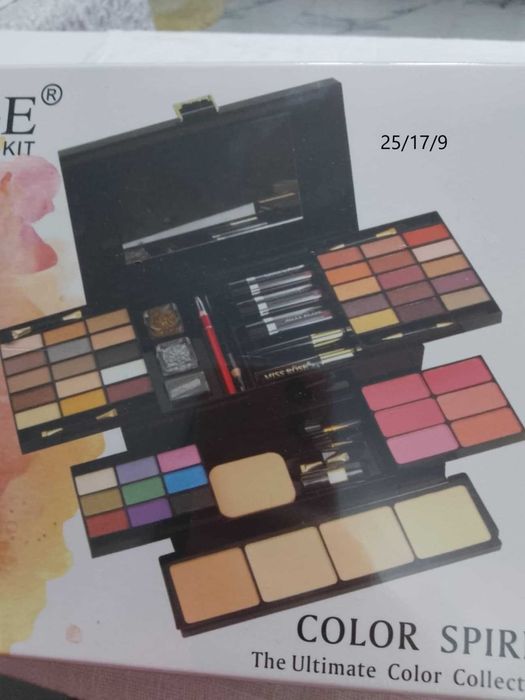 Trusa de machiaj noua