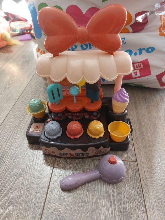 Stand vânzare inghetata jucarie