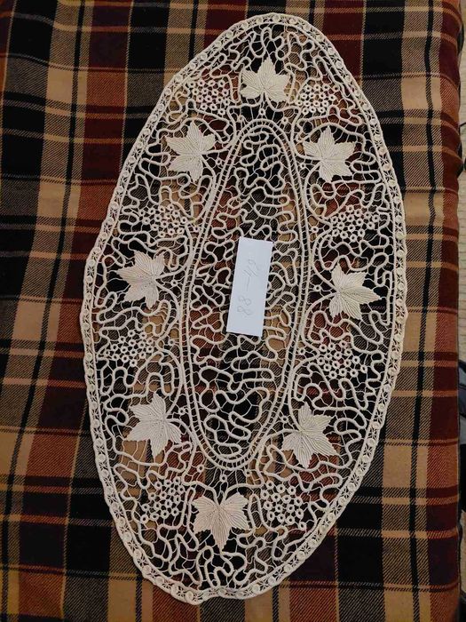 Предлагам плетени на една кука покривки за маса,ед.легла и спалня