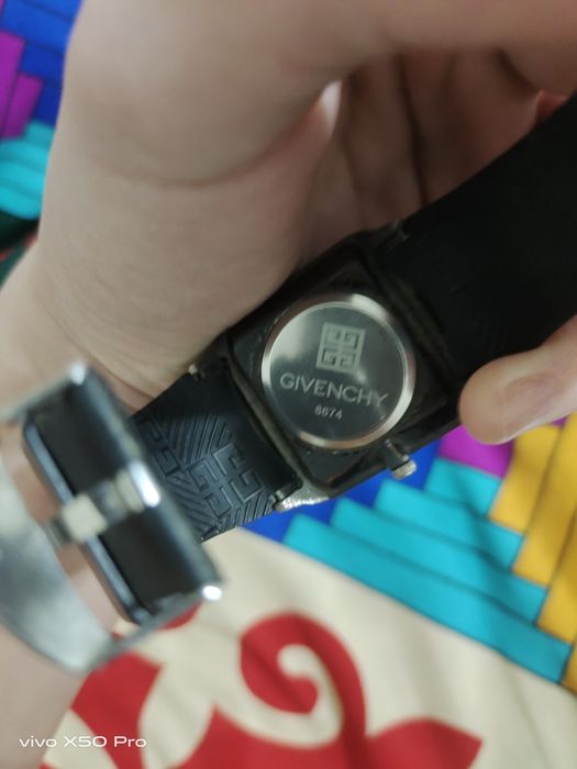 Часы Givenchy батарею  нужно заменить