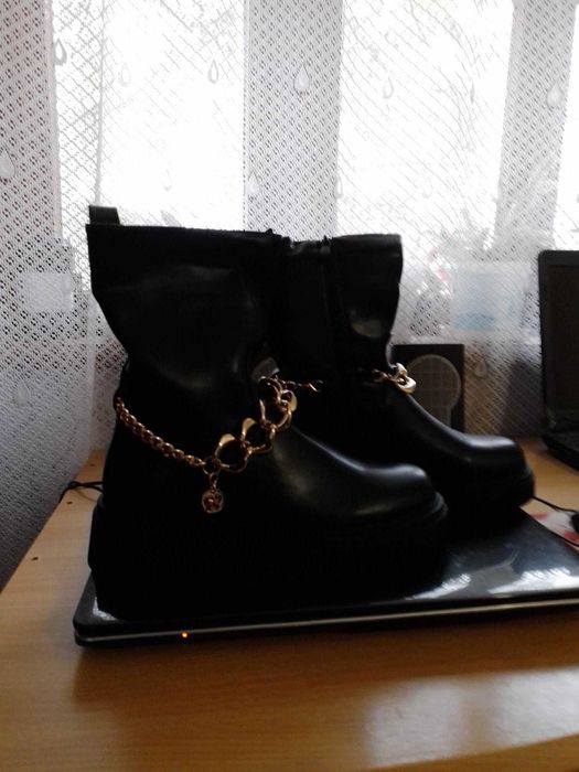 Черни кожени ватирани БОТИ, номер 39