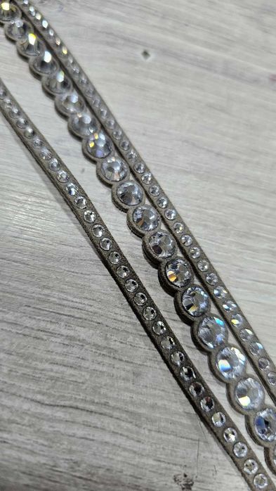 Колие Чокър със светло сива кожа и кристали Swarovski