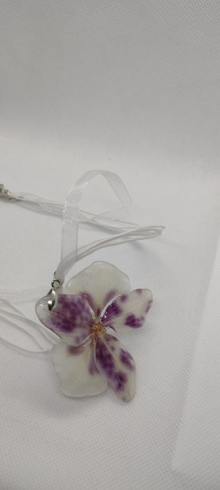 Колие с естествен цвят на орхидея.