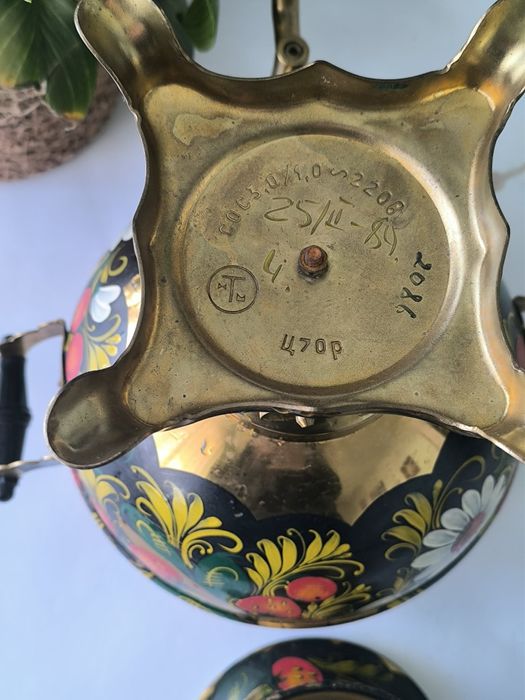 Руски самовар рисуван