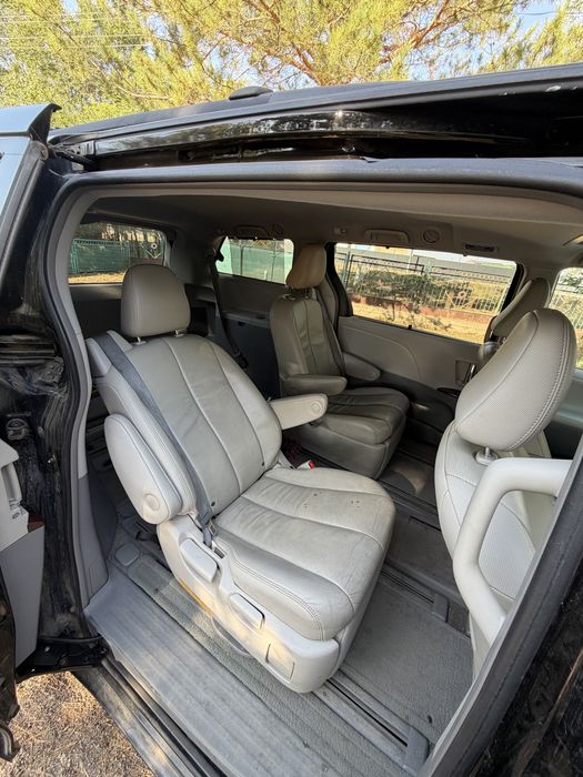 Продам автомобиль Toyota sienna 2014