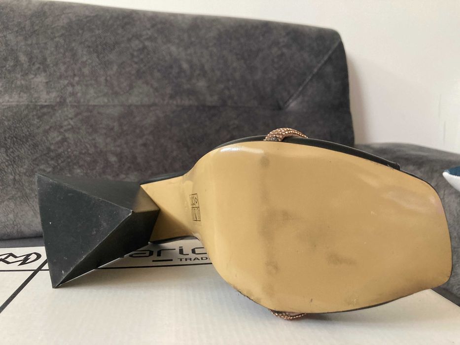 Елегантни дамски чехли