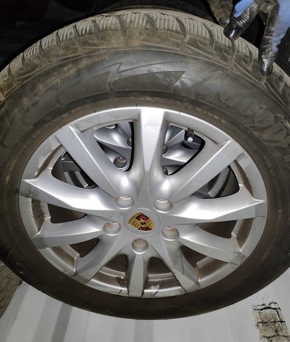 Комплект оригинални джанти за Порше Кайен със зимни гуми R18 Goodyear