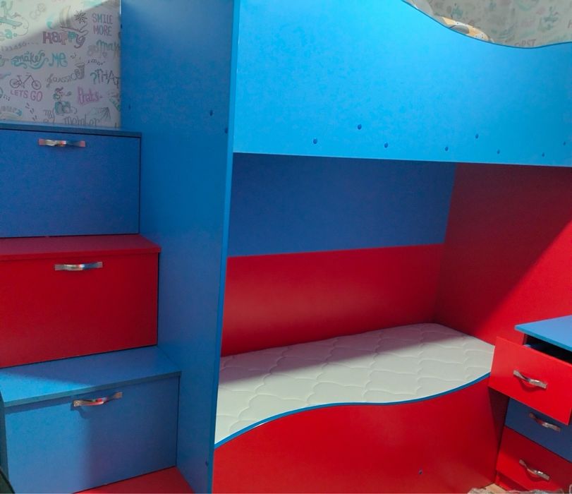 Продам детский мебельный комплект .