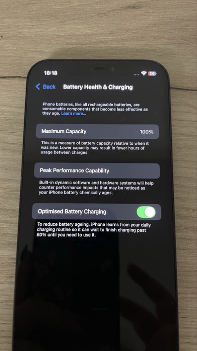 Vând Iphone 12 perfect functional, 64 GB, sănătatea bateriei 100% + 5 huse