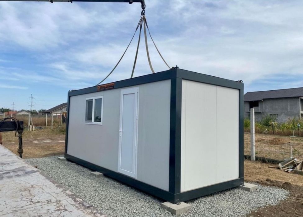 Case din panouri senwici și structura metalica