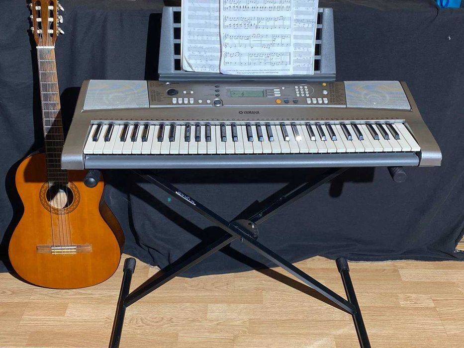 Синтезатор Yamaha PSR R300