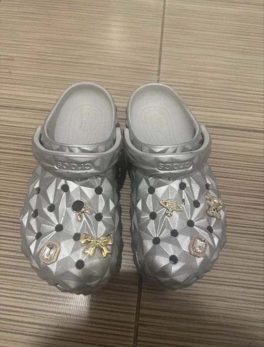 Papuci crocs originali plus accesorii !!