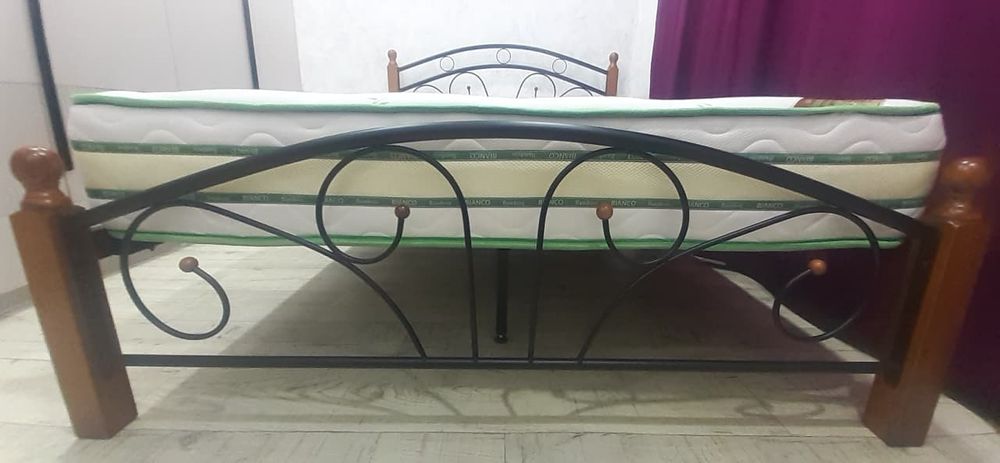 Продам кровать с матрасом