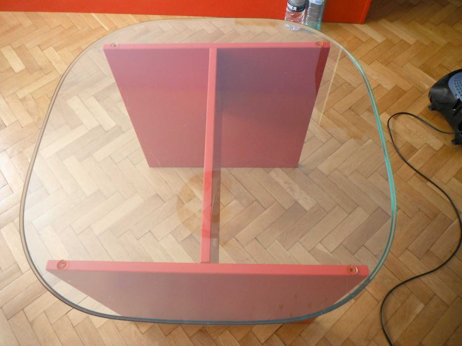 Маса с дебело темперирано стъкло