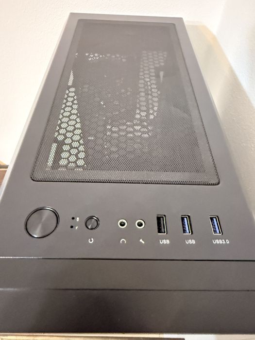 Vand carcasa pc gaming