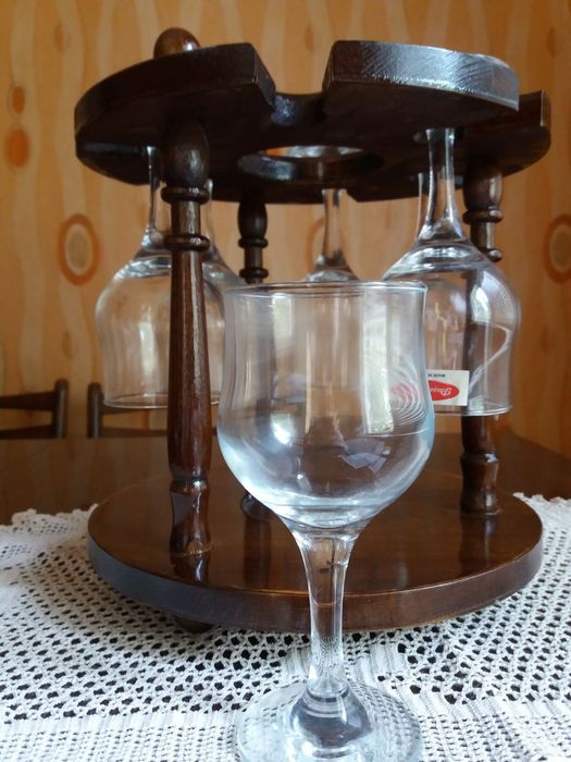 Поставка за чаши от масив орех и пепелник"Davioff"