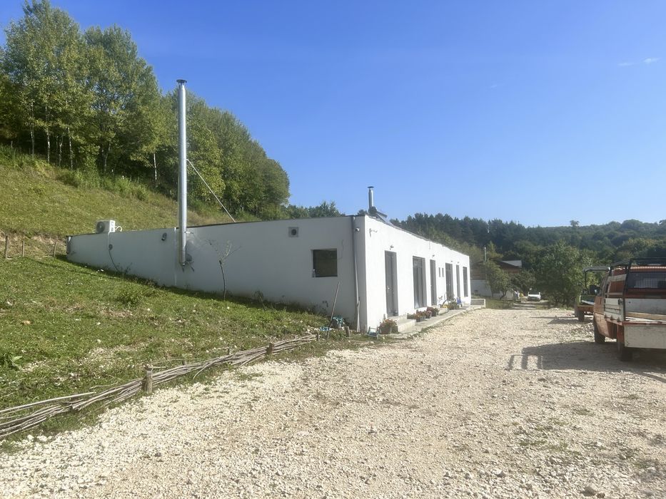 Vand ferma superba 2,5 ha teren cu 2 linii de business