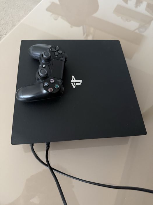 PS4 Pro 1TB cu un controller