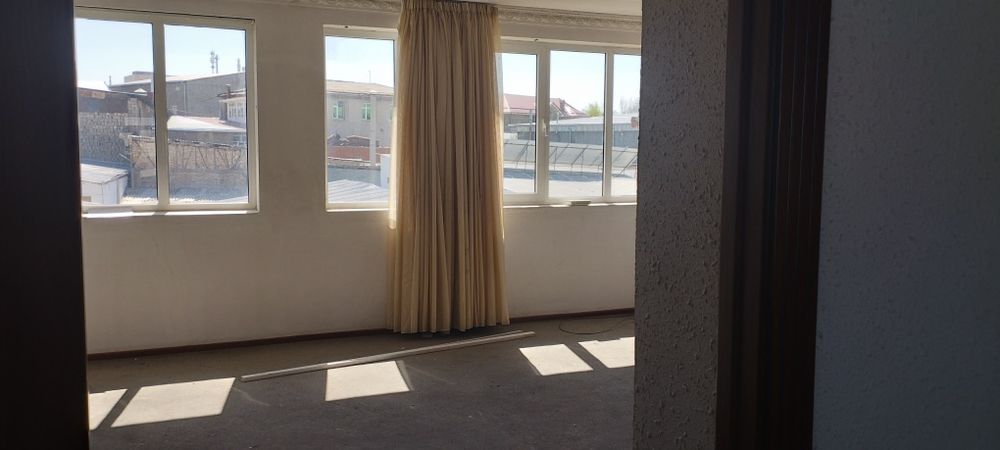 Арча кучада нотурар бино сотилади.вариантга гаплашсак хам булади.