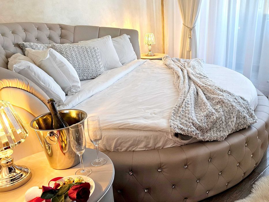 Pat rotund, elegant, capitonat, elegant – set complet, preț foarte bun