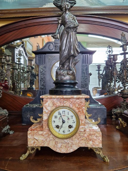 Страхотен антикварен френски каминен часовник