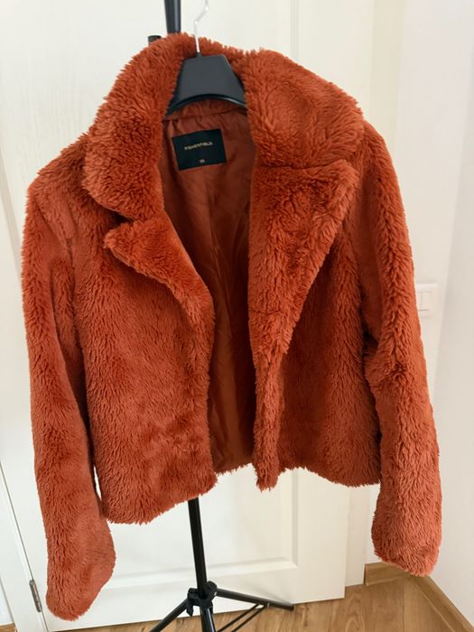 Дамско с пух липсва копче